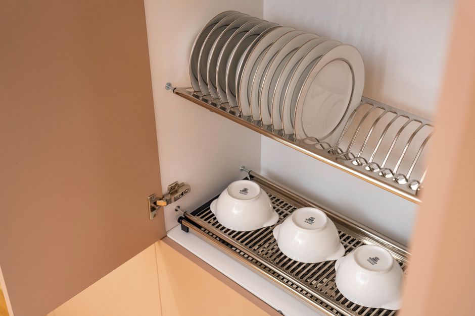 Planken met duidelijke bewegwijzering in moderne keuken.
