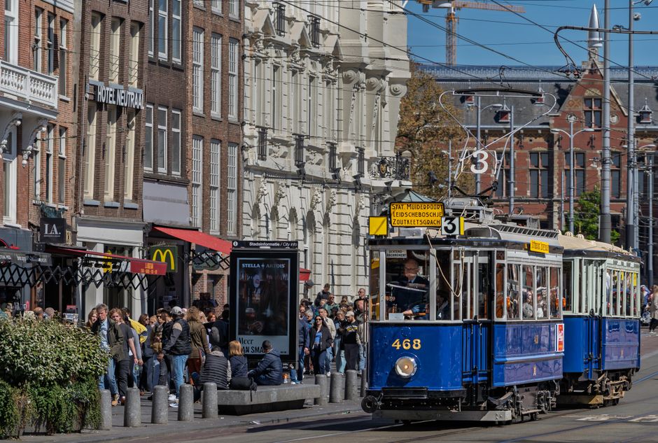Stijlvolle Amsterdam poster naast vintage meubels. Stijlvolle Amsterdam poster naast vintage meubels.