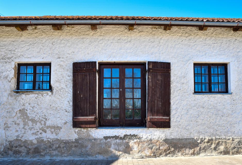 Landelijke woonkamer met Scandinavische gordijnen. Landelijke woonkamer met Scandinavische gordijnen.