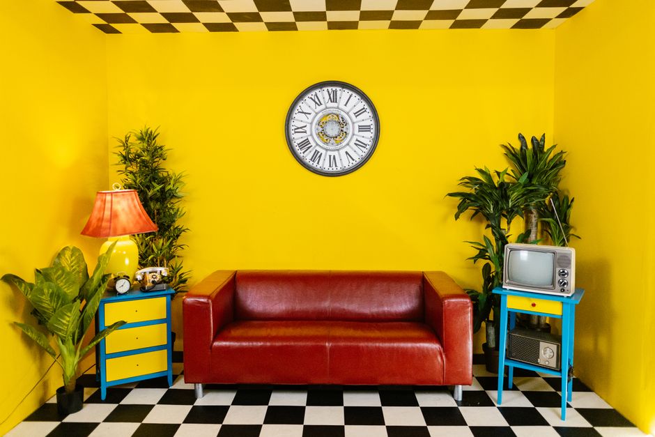 Slaapkamer met vloeiende overgang naar blauwe badkamer Slaapkamer met vloeiende overgang naar blauwe badkamer