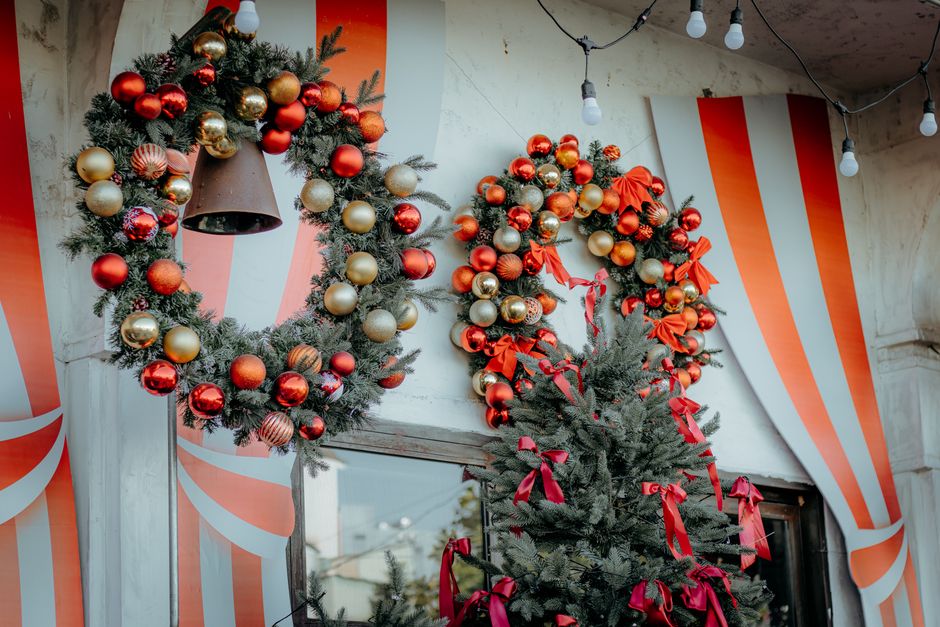 Feestelijk balkon met kleurrijke kerstversiering. Feestelijk balkon met kleurrijke kerstversiering.