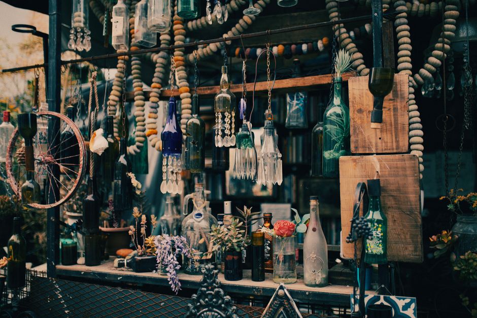 Verschillende geupcyclede stoffen kussens op bank. Verschillende geupcyclede stoffen kussens op bank.