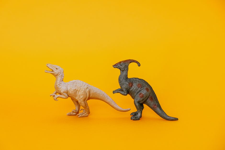 Verlichte Kerstdinosaurus versiert speelse kinderkamer. Verlichte Kerstdinosaurus versiert speelse kinderkamer.